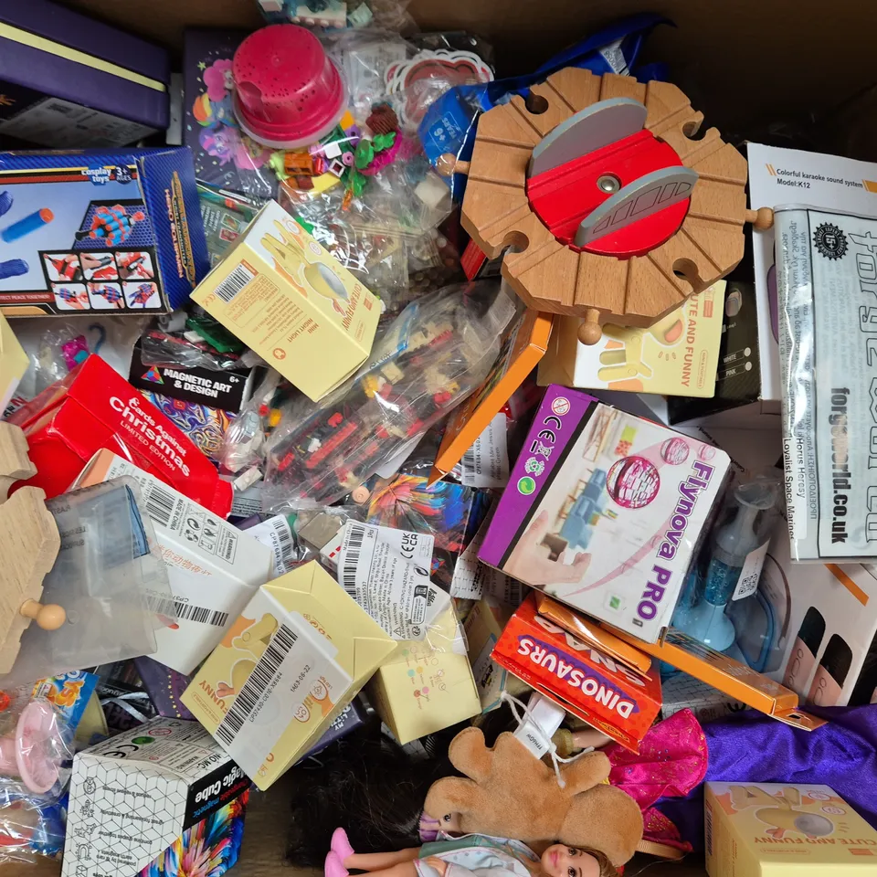 BOX OF APPROXIMATELY 15 ASSORTED TOYS AND GAMES TO INCLUDE FLYING SPINNER, DINOSAUR WORLD COLOUR DOUGH, MAGIC CUBE, ETC - COLLECTION ONLY