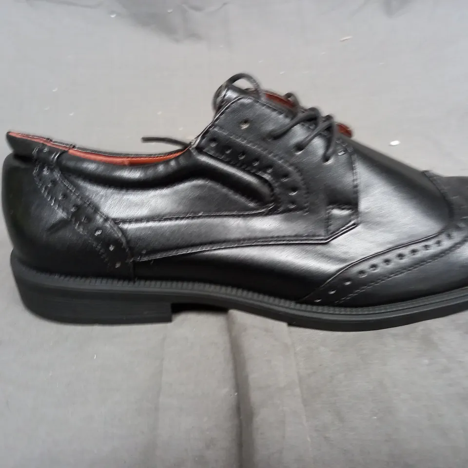 A BOX OF APPROX 20 SMART SHOES. ALL IN BLACK, VARIOUS SIZES 