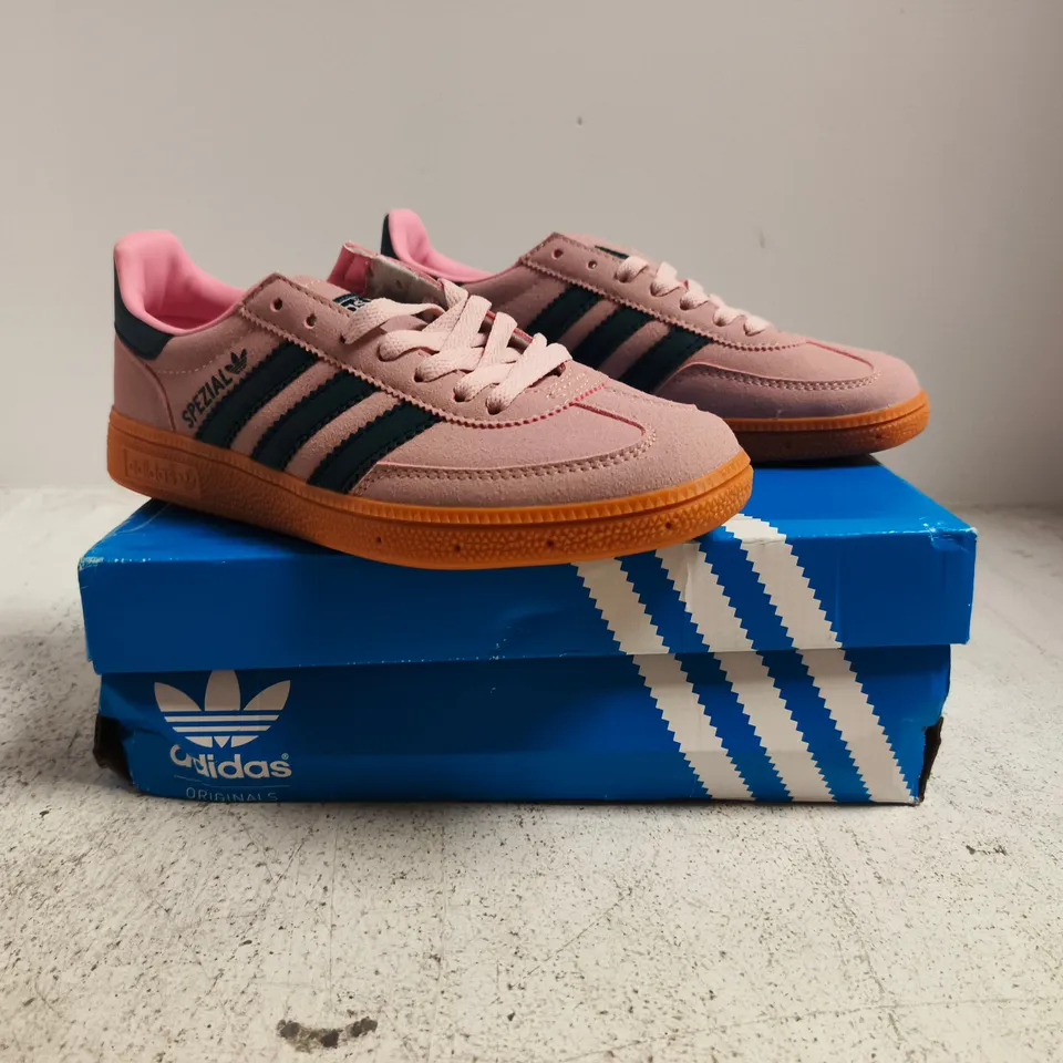 BOXED PAIR OF ADIDAS HANDBALL SPEZIAL TRAINERS IN DUSTY PINK/DUSTY NAVY SIZE UK 4.5