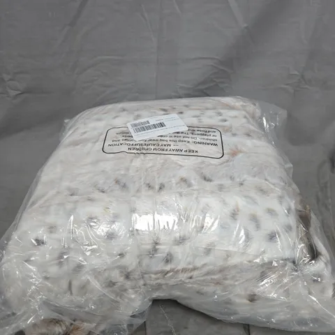 COZE HOME PRINT FAUX AND VELVET THORW