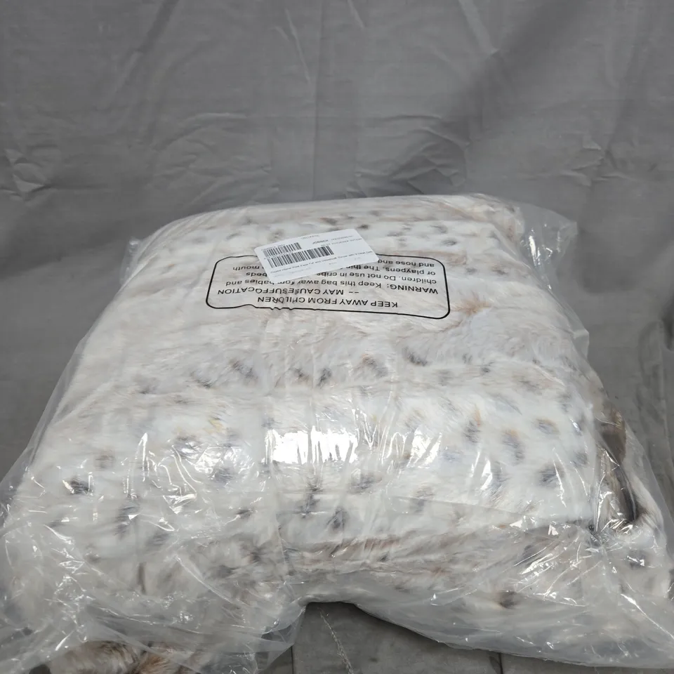 COZE HOME PRINT FAUX AND VELVET THORW