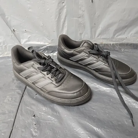 UNBOXED PAIR OF ADIDAS MENS COURTBLOCK TRAINERS - BLACK/BLACK - SIZE 9