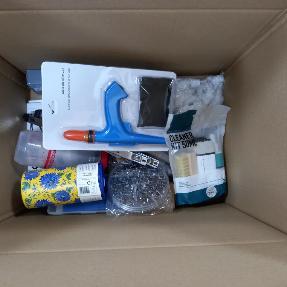 BOXED LOT OF APPROXIMATELY 17 HOUSEHOLD ITEMS TO INCLUDE LIGHTING, NOTEBOOK AND KITCHEN UTENSILS