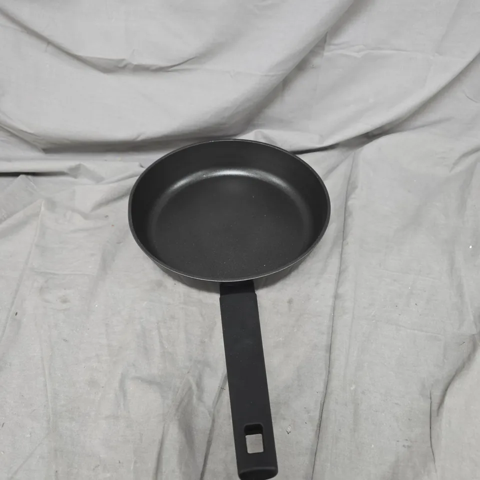 BLACKMOOR NON-STICK FRYING PAN - 24CM 