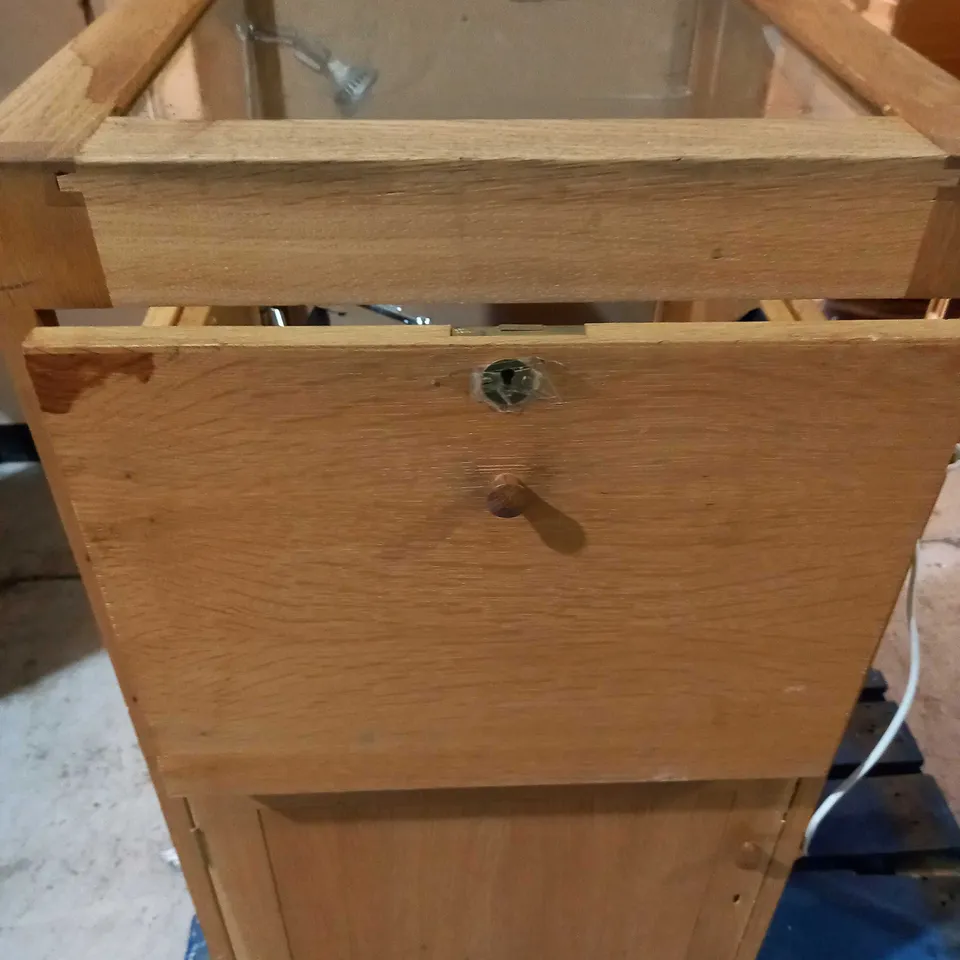 GLASS DISPLAY CABINET