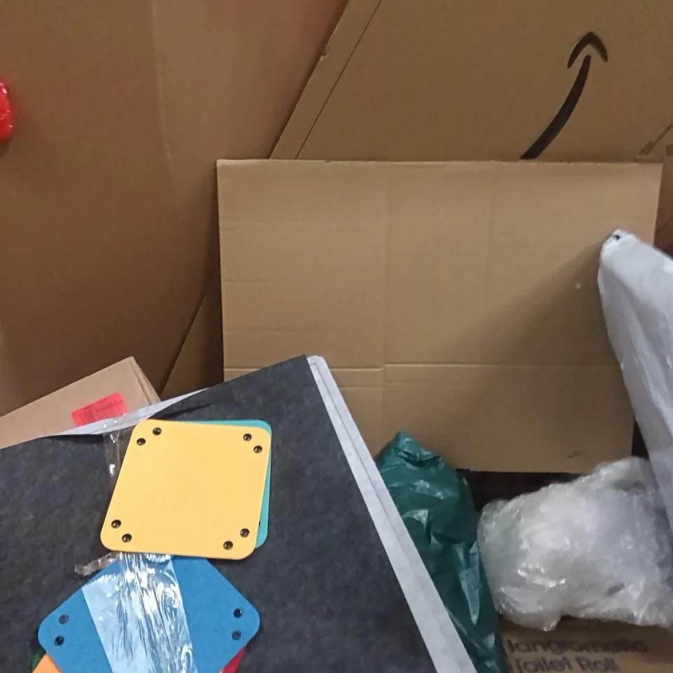PALLET OF ASSORTED ITEMS INCLUDING - WORLD MAP GAMING MOUSE MAT, LAPTOP DESK MOUNT