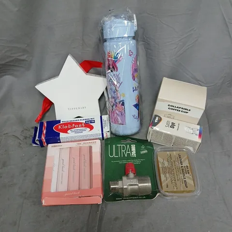 APPROXIMATELY 15 ASSORTED HOUSEHOLD ITEMS TO INCLUDE SATIN DYE, COLLAPSIBLE COFFEE CUP, TIPPERARY CHRISTMAS TREE DECORATION, ETC