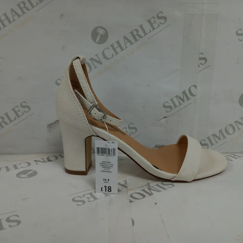 APPROXIMATELY 10 PAIRS OF PEACOCKS BLOCK HEELED SANDALS IN WHITE SIZE 4 