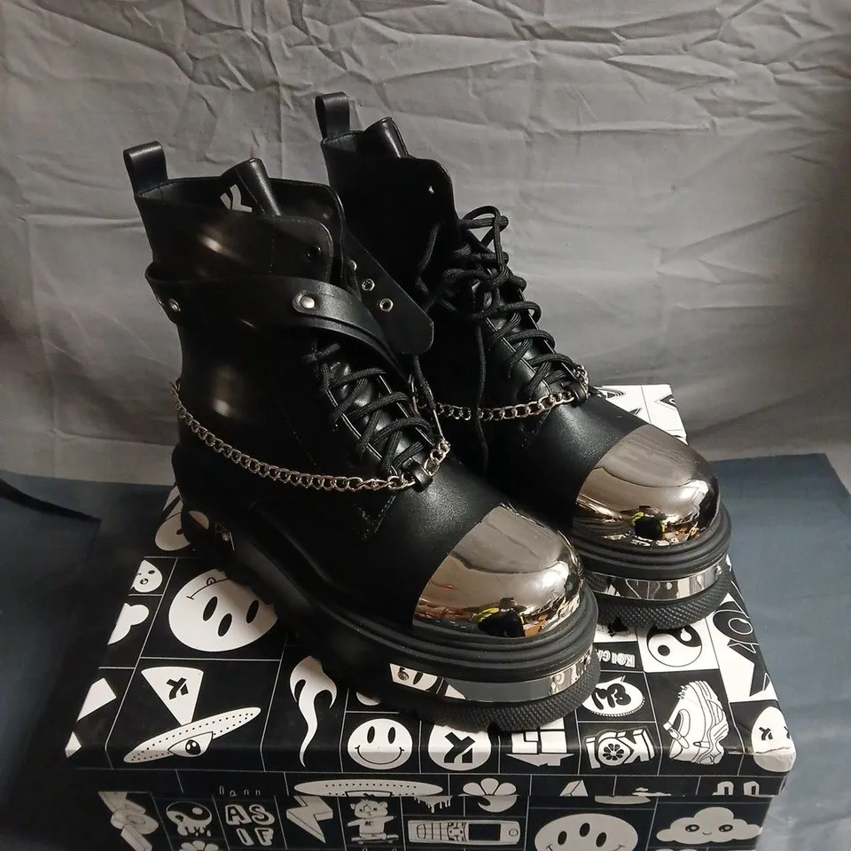 KOI BORIN BLACK LEATHER COMBAT BOOTS WITH CHROME TOE CAPS AND CHAIN EMBELLISHMENT, BLACK UK 8
