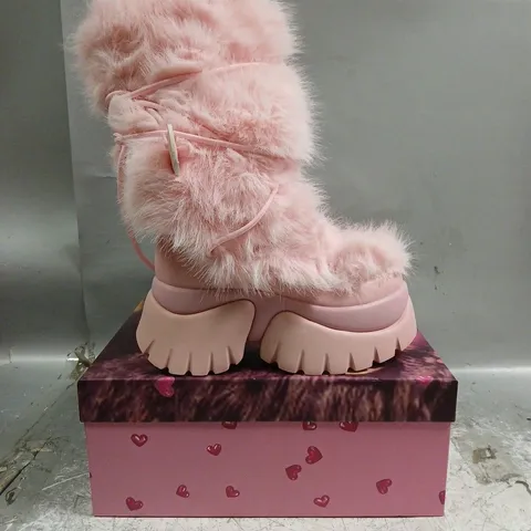 BOXED PAIR OF KOI KAWAII SASQUATCH FLUFFY SNOW BOOTS IN PINK SIZE UK 4