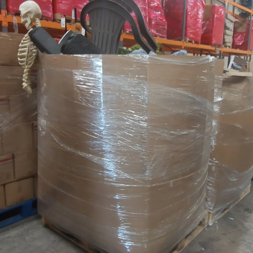 PALLET CONTAINING A VERY LARGE QUANTITY OF ASSORTED ITEMS INCLUDING: GARDEN CHAIRS, HALLOWEEN DECORATIONS, GARDENING PRODUCTS ECT