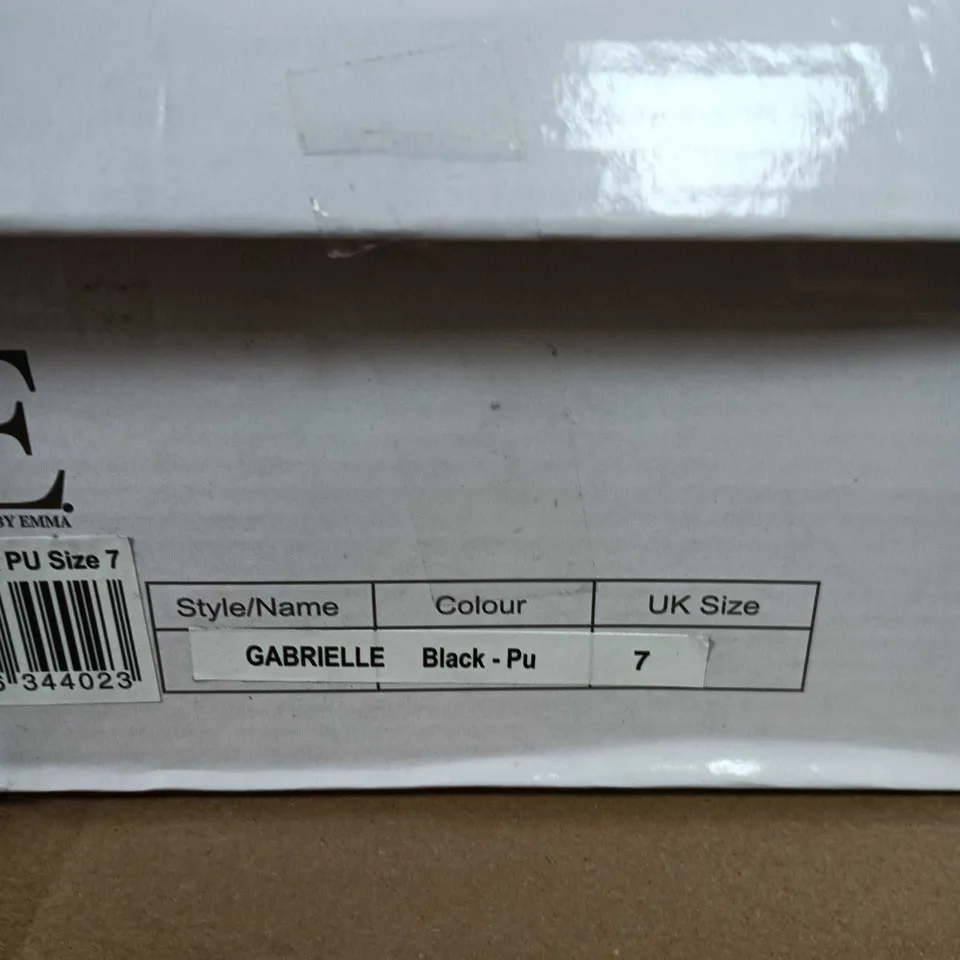 BOXED PAIR OF SHOES BY EMMA GABRIELLE BLACK PU CHELSEA BOOTS – SHOES BY EMMA, UK 7