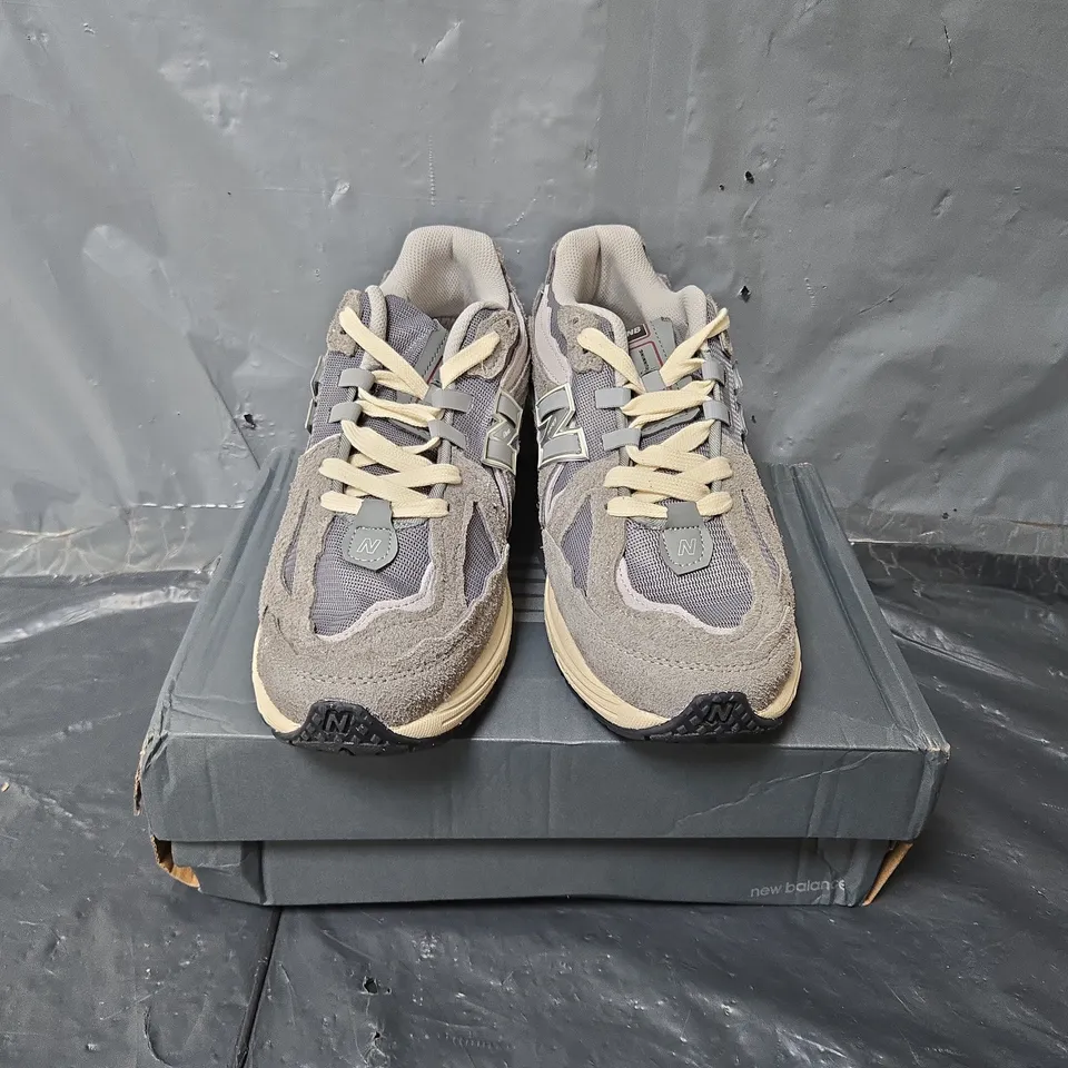 BOXED PAIR OF NEW BALANCE 1906D TRAINERS IN GREY - UK 10.5
