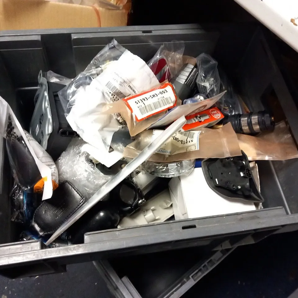 BOX OF ASSORTED CAR AND VEHICLE ACCESSORIES TO INCLUDE; JELLY BELLY BLUEBERRY DUO VENT AIR FRESHENER, HORNIT NANO, COMPETITION HUBCENTRIC SPACER FORD, ROADSTER COMBINATION CABLE LOCK FOR BICYCLE, TRUP