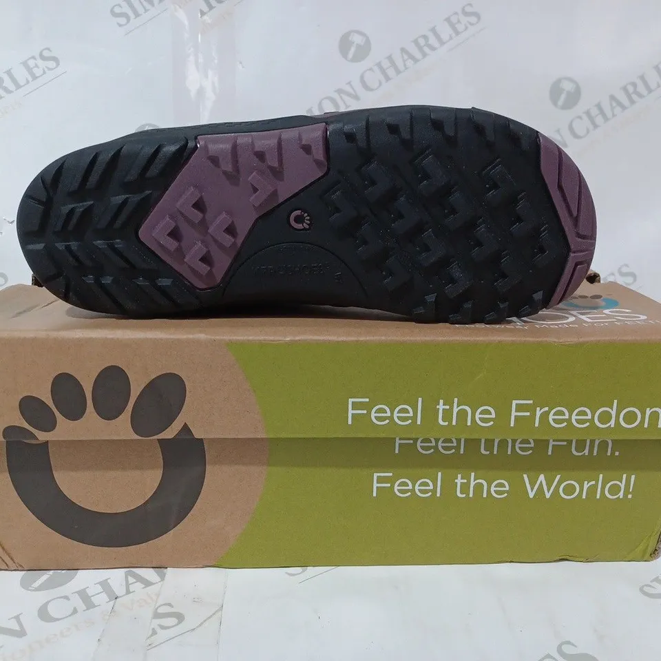 BOXED PAIR OF XERO DAYLITE HIKER FUSION SHOES IN MULBERRY COLOUR EU SIZE 37.5