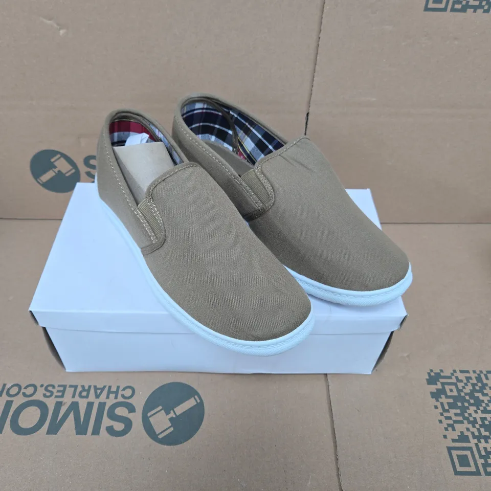 CHARLES SOUTHWELL BRETT SLIP-ON SHOES – TAUPE – UK 8