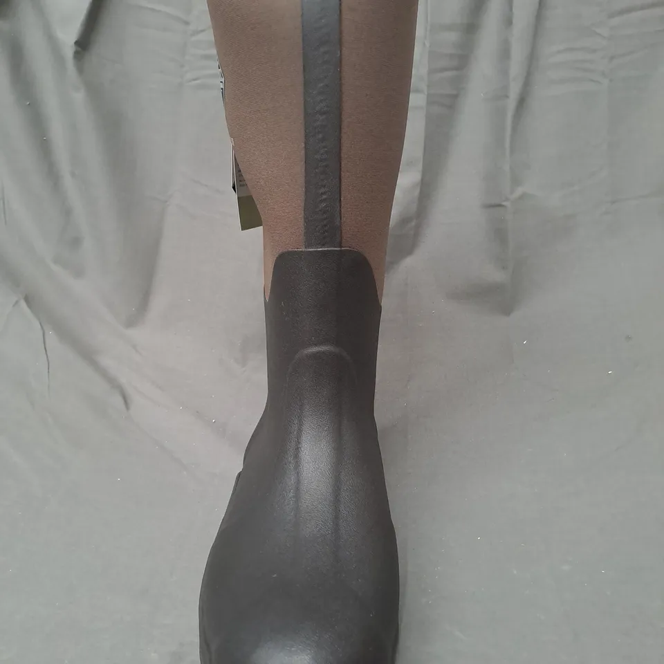 BOXED PAIR OF MUCK WETLAND XF HUNTING BOOTS IN BROWN UK SIZE 8