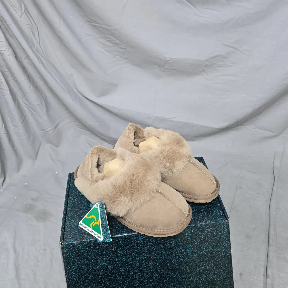 UK 9 EMU AUSTRALIA SHEEPSKIN SLIPPERS – MUSHROOM