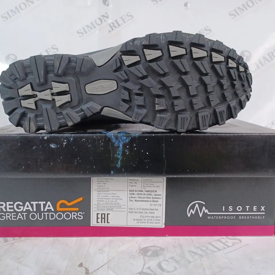 BOXED PAIR OF REGATTA LADY CLYDEBANK BOOTS IN NAVY/ASH ROSE UK SIZE 5