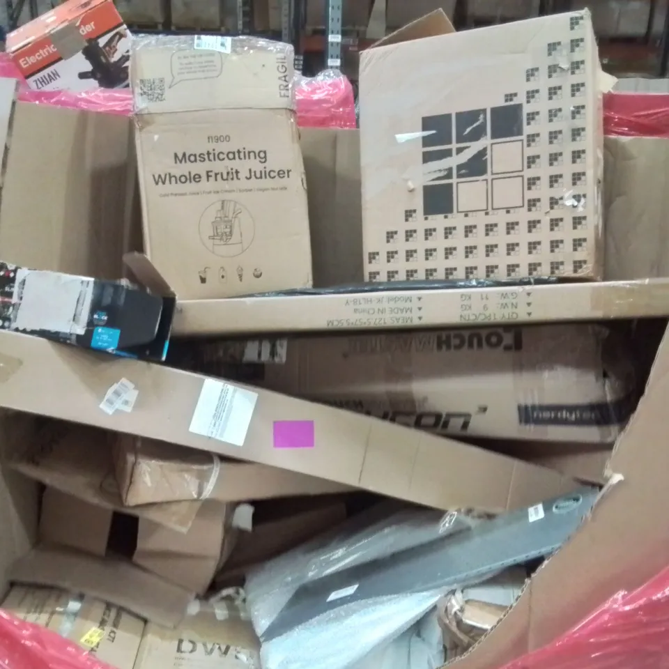 PALLET CONTAINING VARIOUS ASSORTED BOXED HOUSEHOLD ITEMS TO INCLUDE: PC CASE, FRUIT JUICER, TV WALL BRACKET AND LOTS MORE UNMARKED BOXED ITEMS 