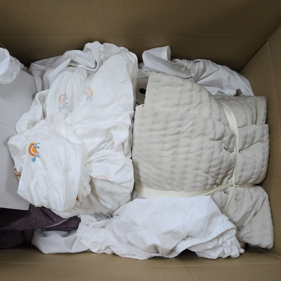 APPROXIMATELY 12 ASSORTED HOUSEHOLD ITEMS TO INCLUDE BATH MAT, SLEEPTIGHT BLACKOUT BLIND, THROW, ETC