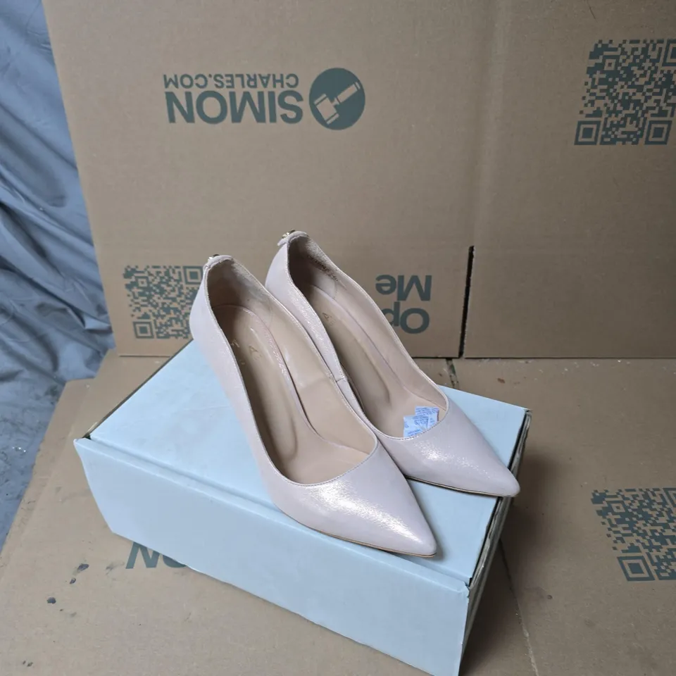 MODA IN PELLE NUDE PINK PATENT POINTED-TOE HEELS, UK 7 (EU 40)