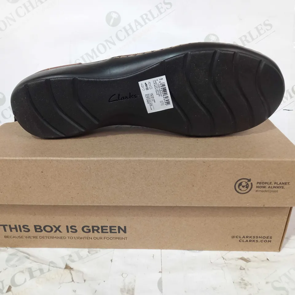 BOXED PAIR OF CLARKS SLIP-ON LEATHER SHOES IN DARK TAN UK SIZE 8.5