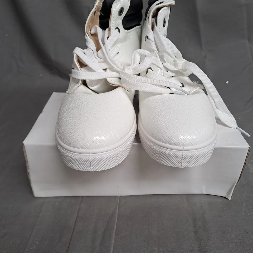 BOXED LOT OF APPROX. 10 PAIRS OF WHITE LACE UP BOOTS 