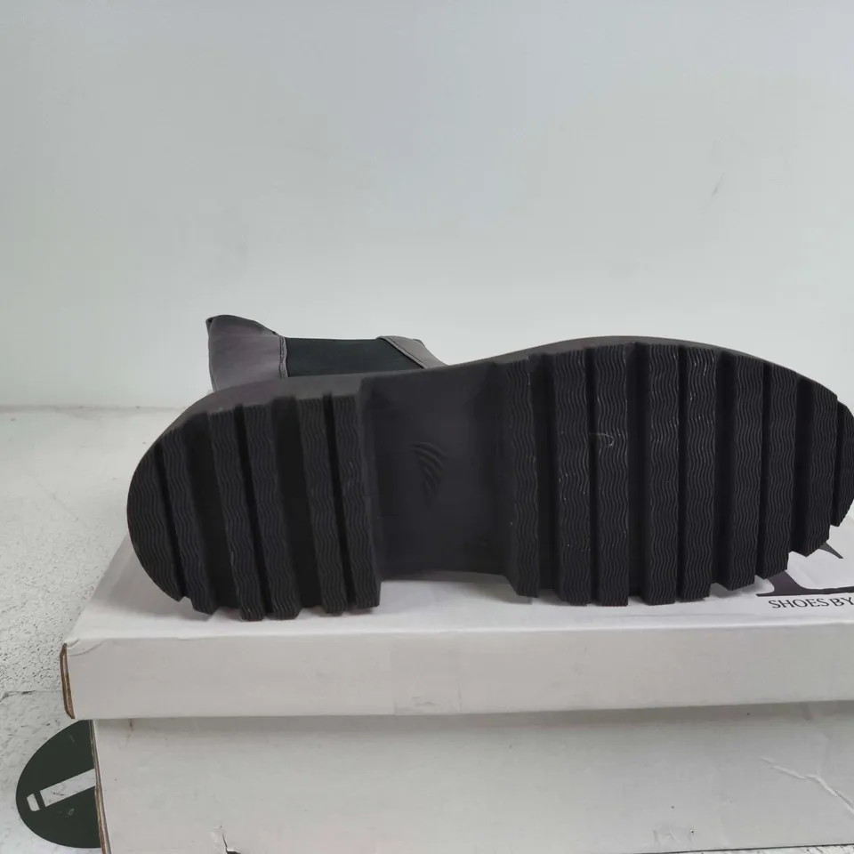 SHOES BY EMMA BLACK BOOTS SIZE 7 BOXED