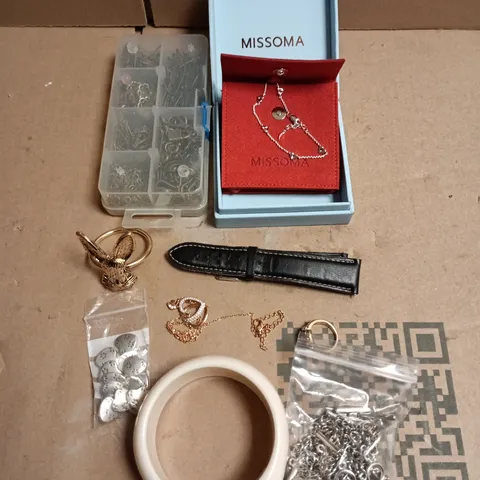 APPROXIMATELY 30 ASSORTED JEWELLERY PRODUCTS TO INCLUDE RINGS, NECKLACES, BRACELETS ETC 