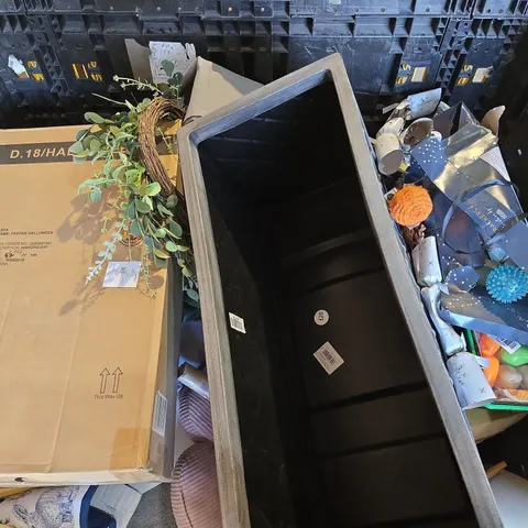 PALLET OF A LARGE ASSORTED AMOUNT OF BEDDING AND SOFT FURNISHING AND ACCESSORIES TO INCLUDE - GREY PLANTER , BOUNCY BALL , DOOR WREATH ETC - COLLECTION ONLY