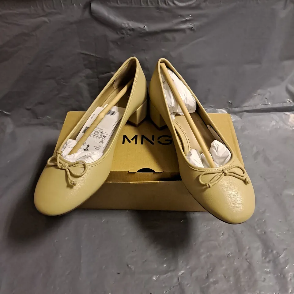 BOXED PAIR OF MNG BOW DETAIL KITTEN HEELS IN BEIGE SIZE UK 3
