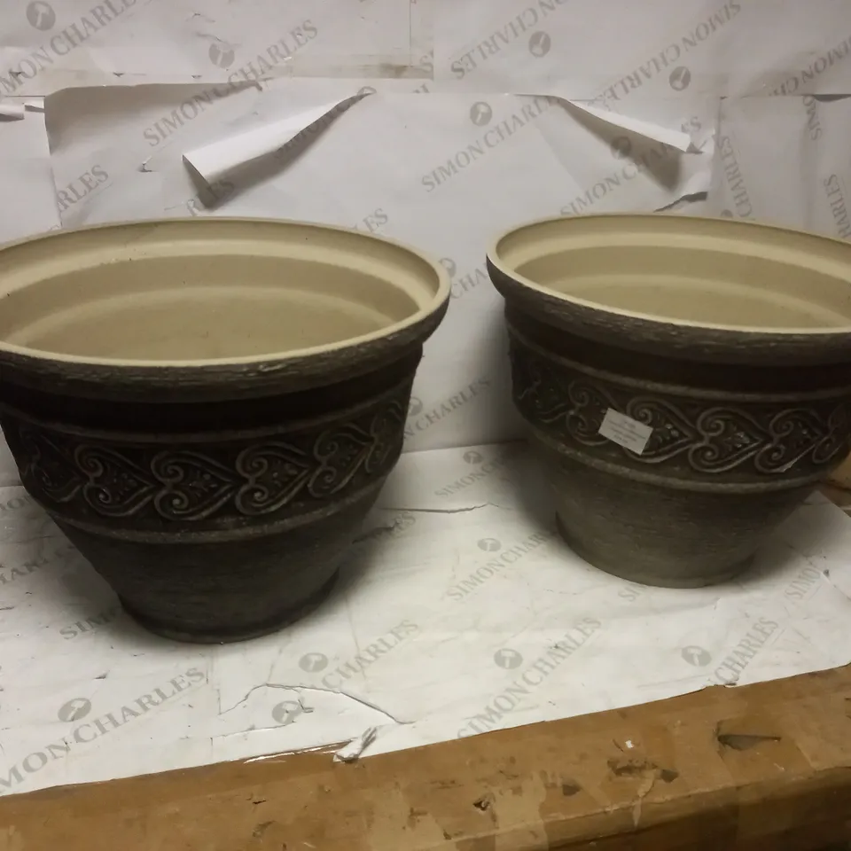2 LARGE PLANT POTS 