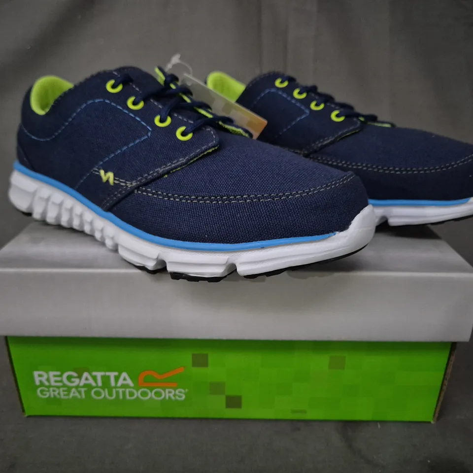 BOXED PAIR OF REGATTA KID'S MARINE JNR SHOES IN NAVY/GREEN UK SIZE 2