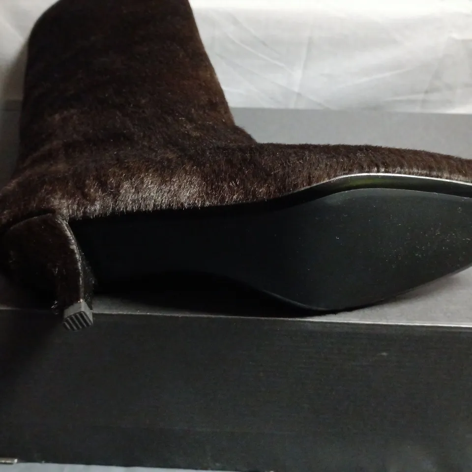 BOXED PAIR OF MASSIMO DUTTI WOMEN'S KNEE-HIGH BOOT IN BROWN FUR EXTERIOR - UK SIZE 5