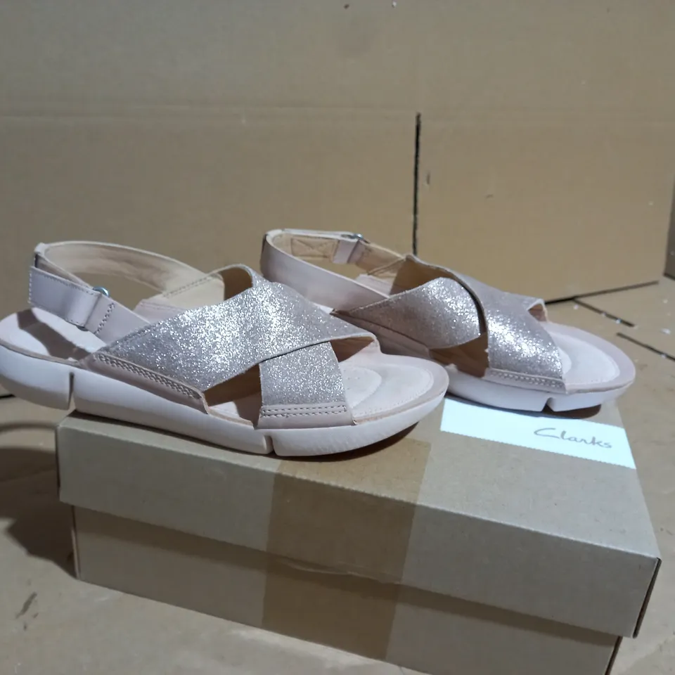 CLARKS TRI CHLOE PIN K SANDALS SIZE 6