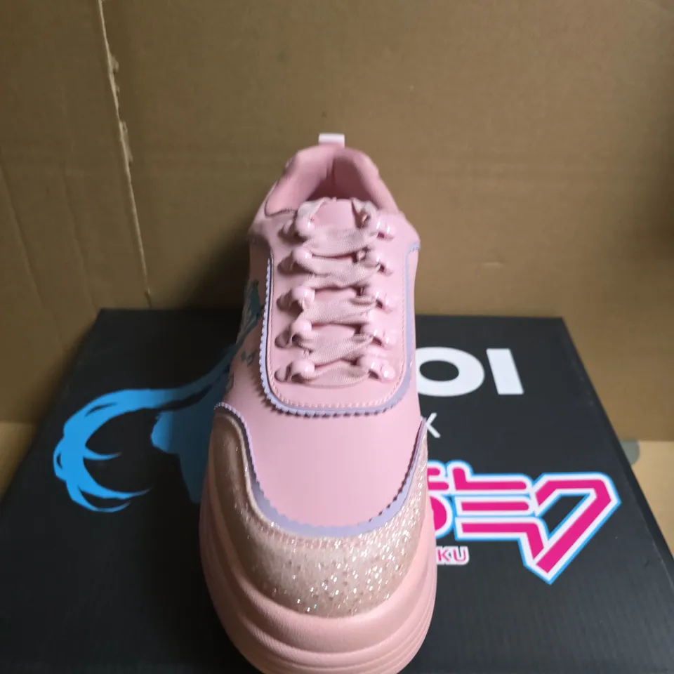 BOXED PAIR OF KOI GIRLS' PINK PLATFORM SNEAKER WITH GLITTER TOE, PIXEL ART DETAIL – US 9