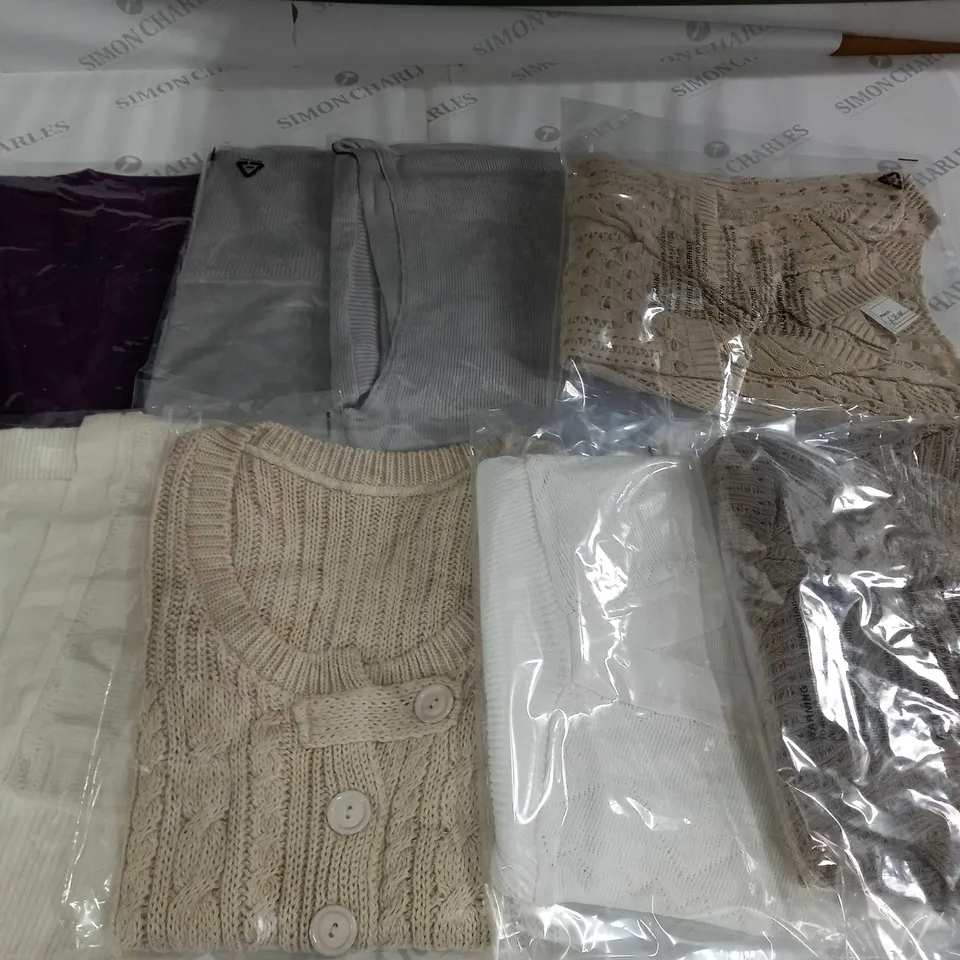 LOT OF 8 ASSORTED KNITWEAR CLOTHING ITEMS - VARIOUS SIZES