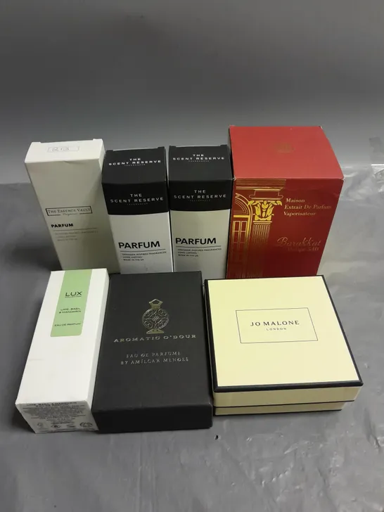 Lot 882: BOX OF APPROXIMATELY 6 ASSORTED BOXED FRAGRANCES TO INCLUDE ...