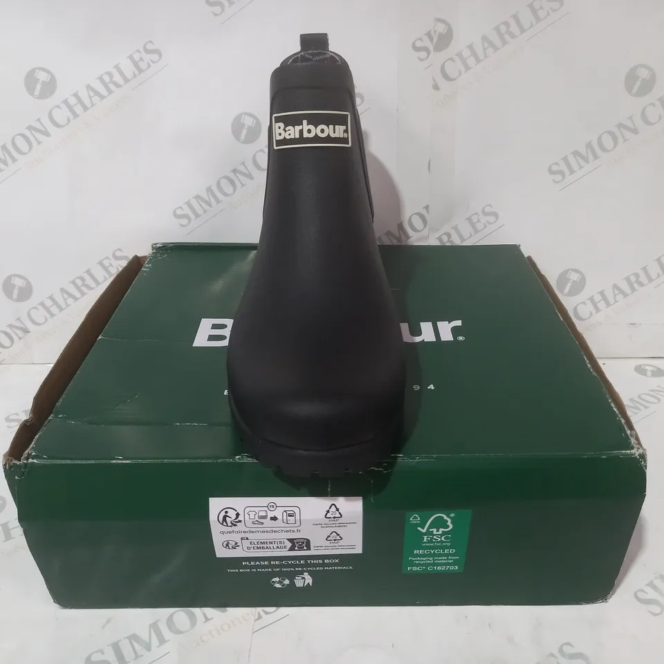 BOXED PAIR OF BARBOUR WILTON BOOTS IN BLACK UK SIZE 7