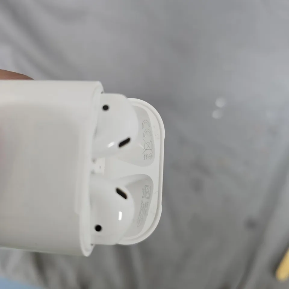 APPLE AIRPODS   – WHITE 