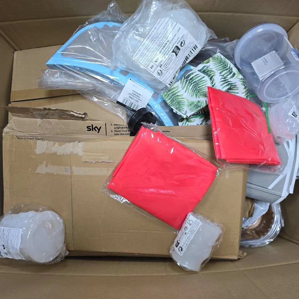 APPROXIMATELY 20 ASSORTED HOUSEHOLD ITEMS TO INCLUDE SKY BOX, TWIST FOOD CONTAINER, 1KG MINI WEIGHT PLATE, ETC