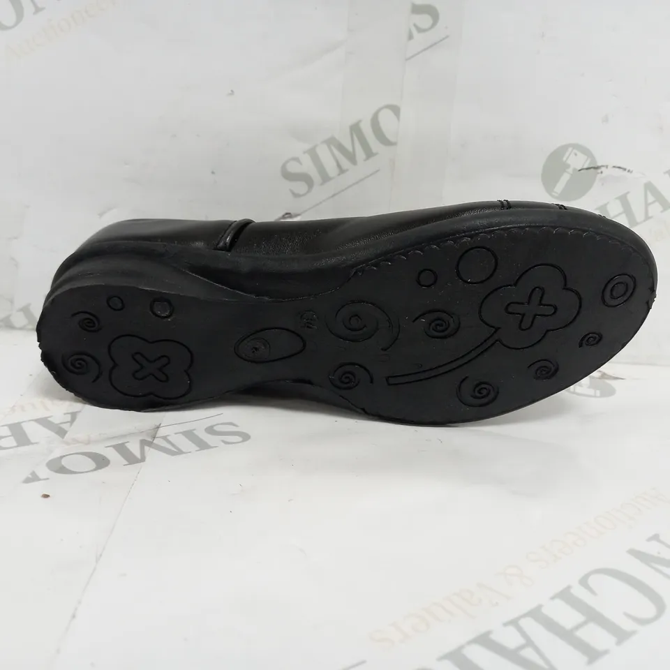 APPROXIMATELY 30 SCHOOL FEES MARY JANES IN VARIOUS EU SIZES 31-36