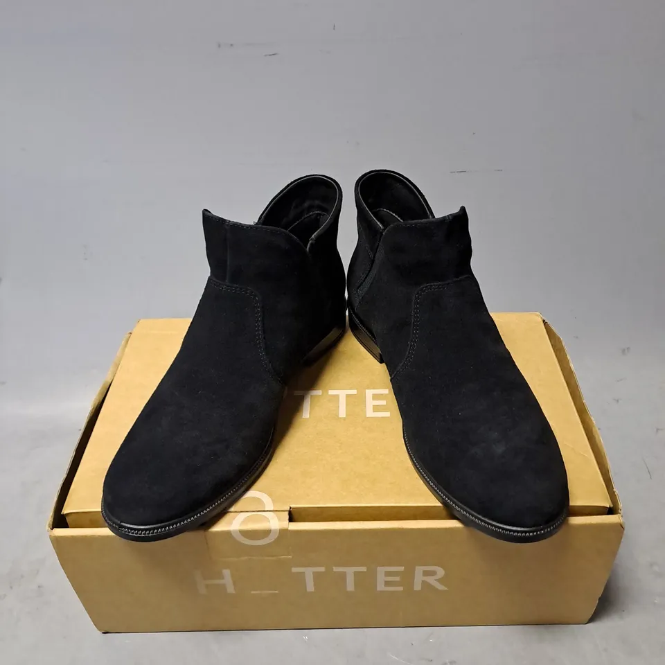 BOXED PAIR OF HOTTER LUDLOW ANKLE BOOTS IN BLACK SUEDE SIZE 5