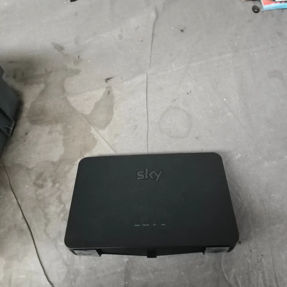 TOTE OF APPROXIMATELY 13 ASSORTED ITEMS TO INCLUDE:  SKY ROUTER 