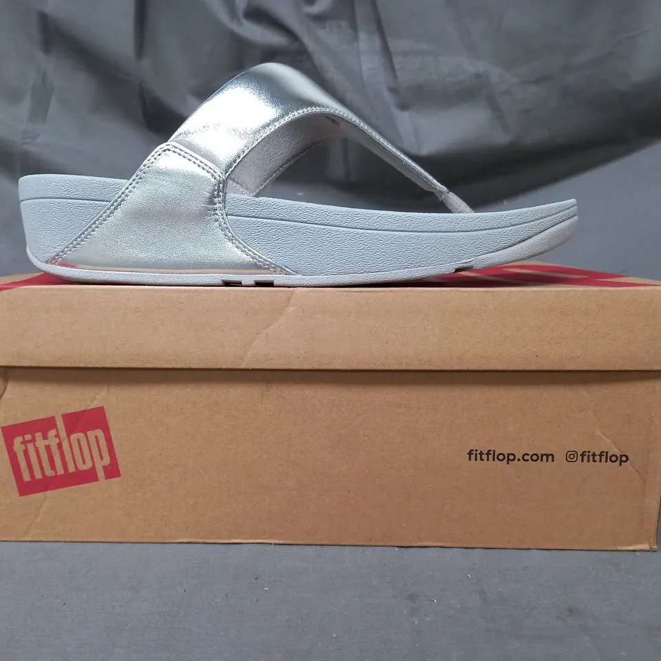 BOXED PAIR OF FITFLOP LULU LEATHER TOE-POST SANDALS IN METALLIC SILVER UK SIZE 8