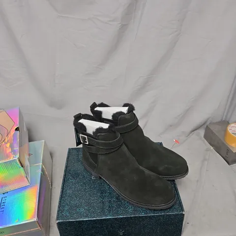 EMU AUSTRALIA WOMEN'S BLACK SUEDE ANKLE BOOTS WITH FAUX FUR LINING AND BUCKLE STRAP UK 9