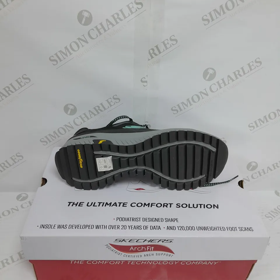 BOXED PAIR OF SKETCHERS SIZE 7 BLACK TRAINER 