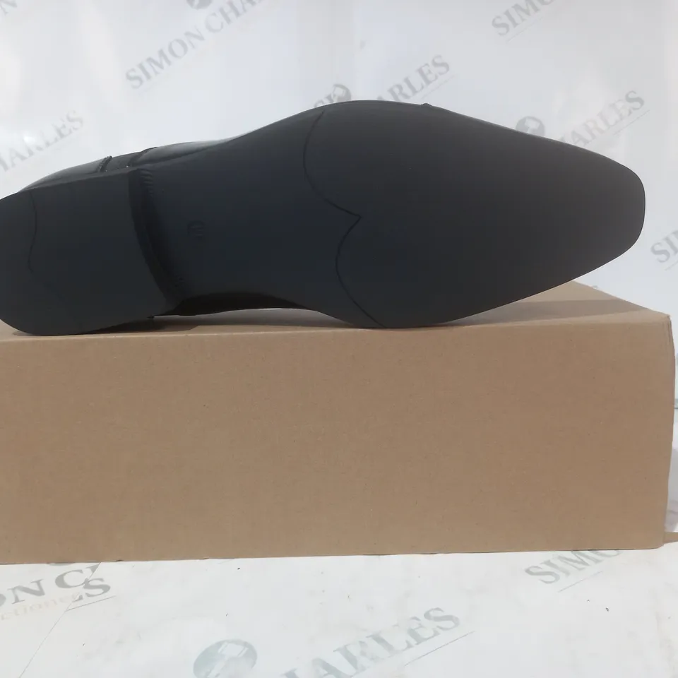 BOXED PAIR OF EVERYDAY LACE UP SHOES IN BLACK SIZE 10