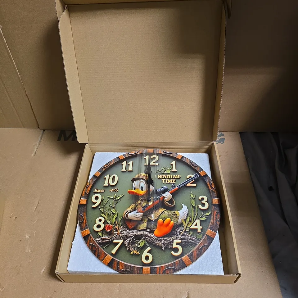 NOVELTY ROUND WALL CLOCK WITH CARTOON DUCK IN HUNTING ATTIRE – BOXED